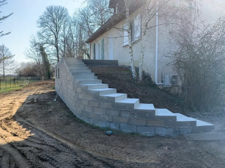 Construction escaliers extérieurs en arrondi donnant sur terasse - SARL Rouget Sébastien